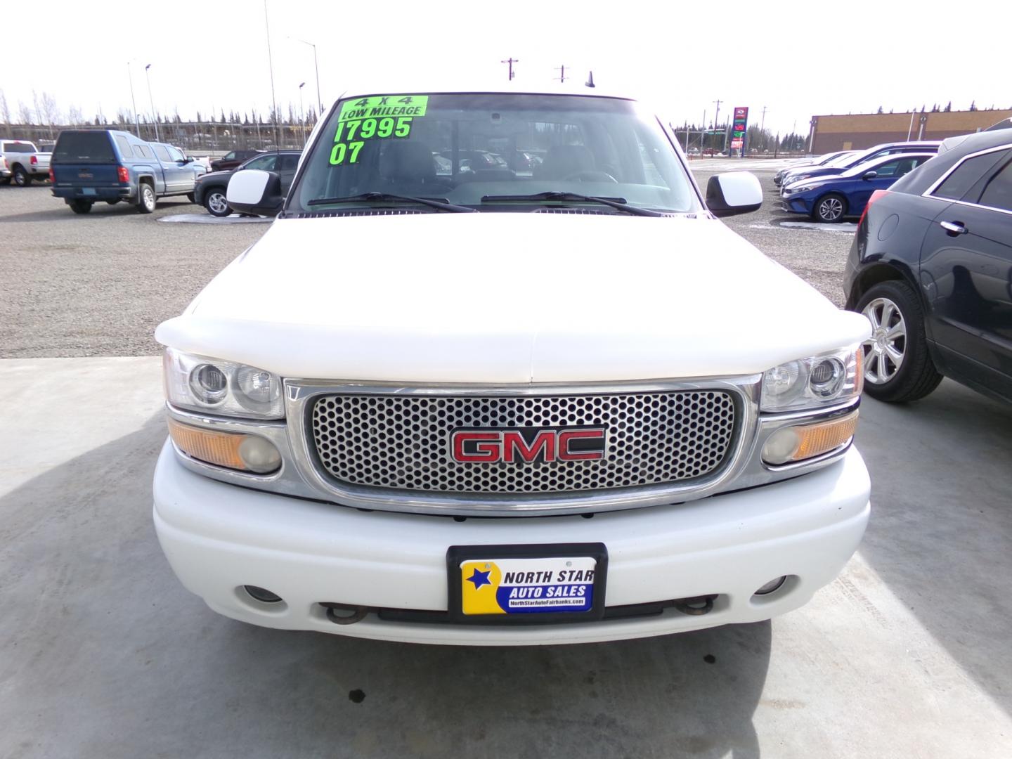 2007 White /Black GMC Sierra Classic 1500 Denali Crew Cab AWD (2GTEK63N471) with an 6.0L V8 OHV 16V engine, 4-Speed Automatic Overdrive transmission, located at 2630 Philips Field Rd., Fairbanks, AK, 99709, (907) 458-0593, 64.848068, -147.780609 - Photo#1